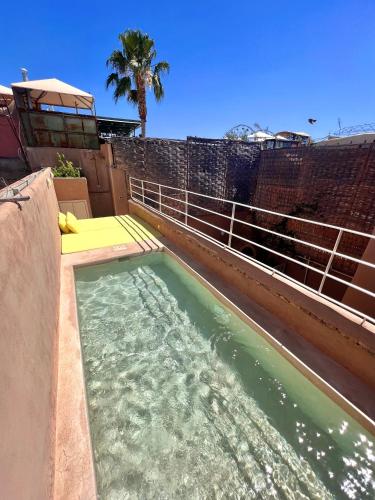Piscina de la sau aproape de Riad Nejma