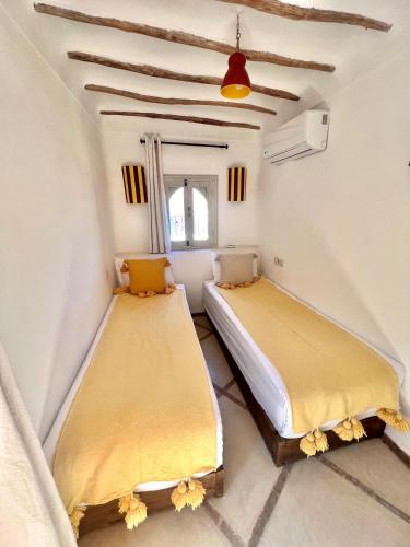 Un pat sau paturi într-o cameră la Riad Nejma