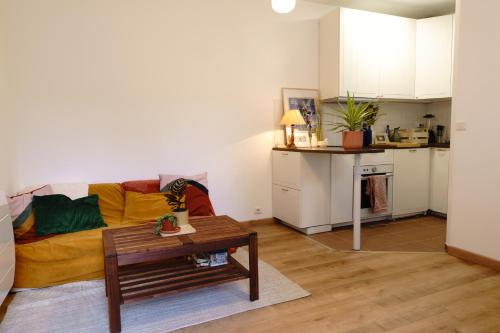 un salon avec un canapé et une table dans l'établissement T2 Cozy sur cour - Stade de France, à Saint-Denis