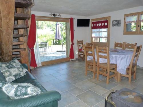 un salon avec une table et un canapé dans l'établissement Chalet LES CLARINES, à Bluffy