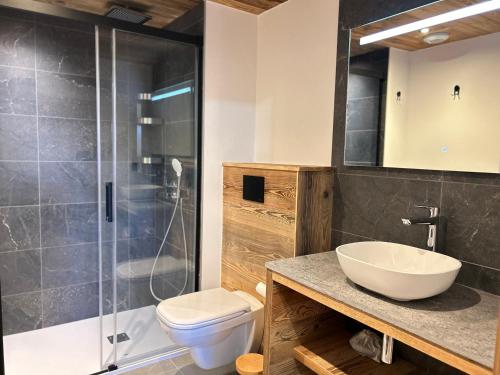 une salle de bain avec toilettes, lavabo et douche dans l'établissement Appartement Neuf 3 Ch. Proche Pistes avec Terrasse, Wifi et Garage - Les Gets - FR-1-623-356, aux Gets