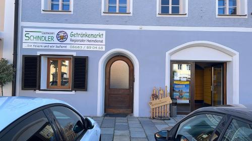 a store with two cars parked in front of it at Ferienwohnung Stadtplatz 28 Tittmoning Burghausen Salzburg Familie in Tittmoning