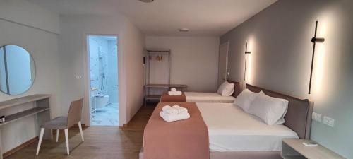 Una cama o camas en una habitación de Lofos