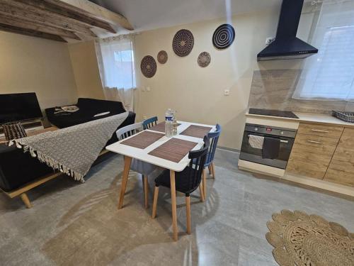 une cuisine et une salle à manger avec une table et des chaises dans l'établissement O'Pains d'Epices, à Horbourg-Wihr