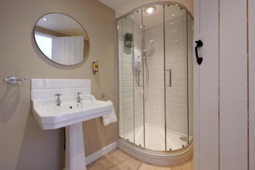 une salle de bain avec un lavabo et une douche dans l'établissement Riversdale Farm Cottage Upperdale Peak District, à Buxton