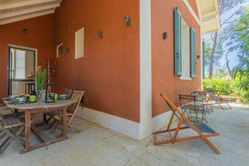 une terrasse avec une table et des chaises dans une maison dans l'établissement Chalet au bord de l'eau, à Fréjus
