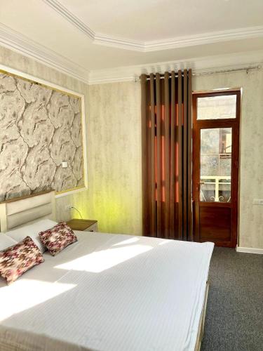Ένα ή περισσότερα κρεβάτια σε δωμάτιο στο Hayati HOTEL