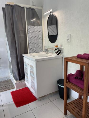 une salle de bain avec un lavabo blanc et un miroir dans l'établissement Emeraude 2.0, à Rayol-Canadel-sur-Mer