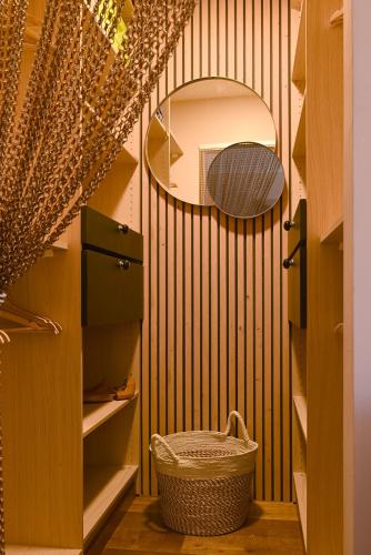 - un dressing avec un miroir et un panier dans l'établissement Nouveauté Exceptionnelle Très belle villa au pied du Mont Ventoux, à Bédoin