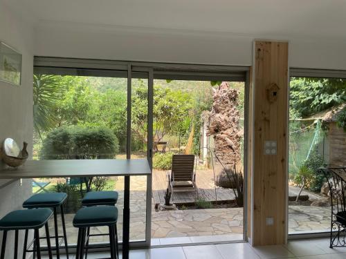 Il dispose d'une terrasse et d'une cuisine avec une table et des chaises. dans l'établissement Emeraude 2.0, à Rayol-Canadel-sur-Mer