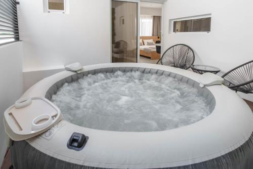 Φωτογραφία από το άλμπουμ του Kition City Jacuzzi Suite in Larnaca Finikoudes στη Λάρνακα