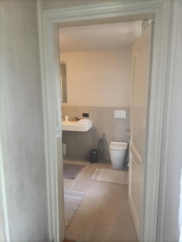 a bathroom with a toilet and a sink at La Villa delle Rose in Carpi
