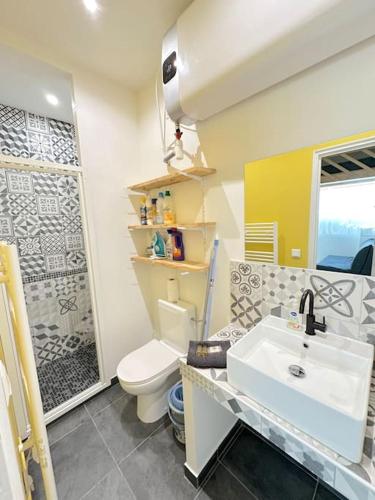 une salle de bain avec un lavabo, des toilettes et une douche dans l'établissement Cosy Studio avec Mezzanine proche ville, à Nice