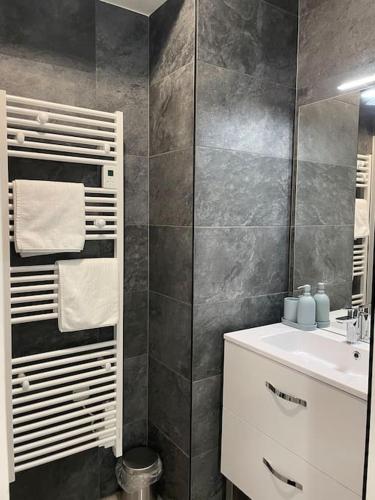 une salle de bain avec un lavabo et un miroir dans l'établissement Chez Hélène T2 à Nantes Centre, à Nantes