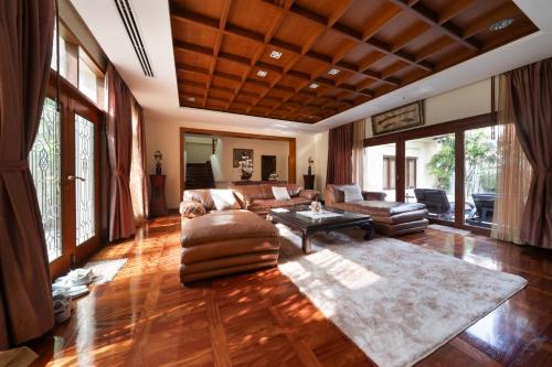 Χώρος καθιστικού στο Pattaya Luxurious Gentlemans Club Pool Villa