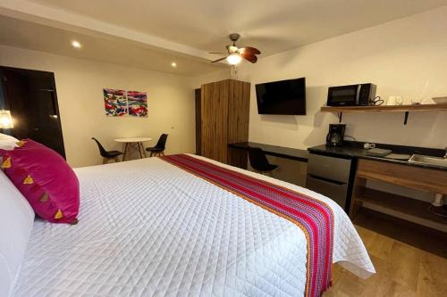 une chambre d'hôtel avec un lit, un bureau et un ordinateur dans l'établissement Dk4-Studio for 4 in Zona Viva, à Guatemala