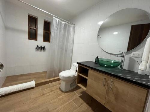 une salle de bains avec lavabo, toilettes et miroir dans l'établissement Dk4-Studio for 4 in Zona Viva, à Guatemala