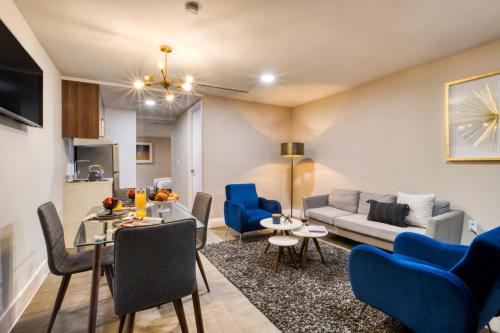 a living room with a couch and a table at Eazy Rio by ULIV in Tijuana