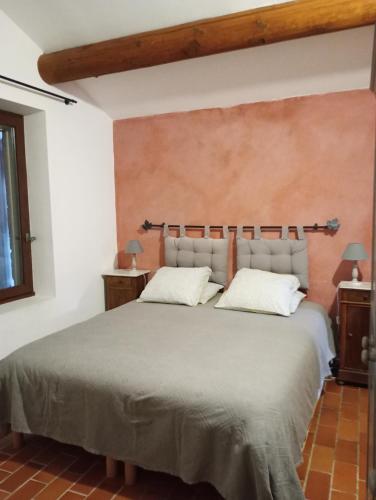 - une chambre avec un grand lit et 2 oreillers blancs dans l'établissement Le Tilleul, à Lacoste