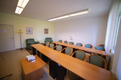 a room with a row of desks and chairs at Hotel Ovit in Keszthely