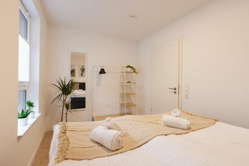 Ένα ή περισσότερα κρεβάτια σε δωμάτιο στο HomeME 2 I zentral I NETFLIX I Küche I Parkplatz I kliniknah