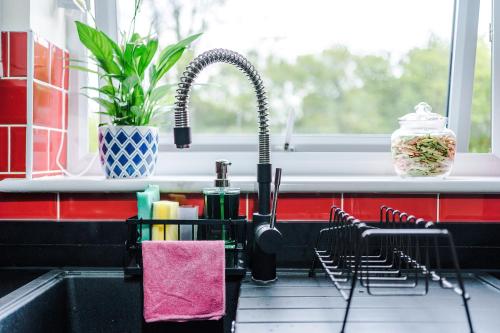 fregadero de cocina con grifo junto a una ventana en Heywood House - Contractor stays by Niji Short Stays, en Heywood