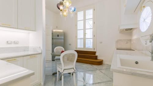 Nhà bếp/bếp nhỏ tại VILLA LA PERLA BIANCA 10, Emma Villas