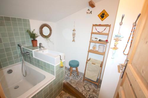 une salle de bain avec un lavabo et une baignoire dans l'établissement Maison 4 chambres et grand jardin, à La Teste-de-Buch