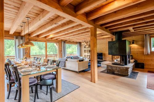 une salle à manger avec une table et une cheminée dans l'établissement CHALET LES EVES, à Morzine