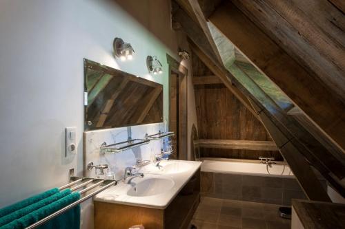 Ένα μπάνιο στο Piet Hein Eek Holiday Homes