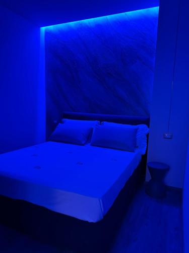 Giường trong phòng chung tại Royal Apartment