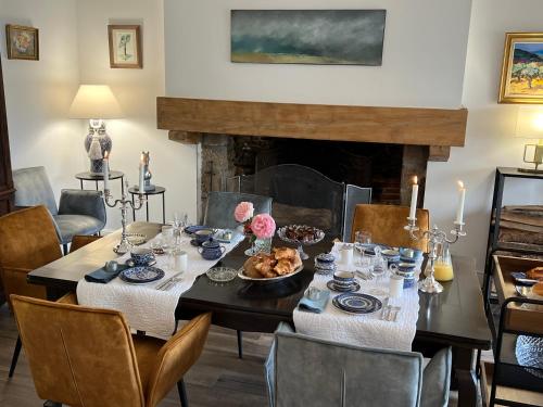 d'une salle à manger avec une table et une cheminée. dans l'établissement Le Relais du Puy, à Saint-Fulgent