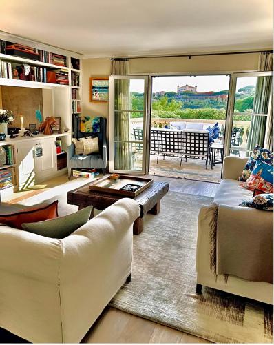 un salon avec deux canapés et une table dans l'établissement Villa Liana, à Saint-Tropez