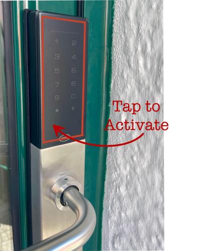 a red arrow pointing to a tap to activate sidx sidx sidx at Apartamentos A'Dao in Nelas