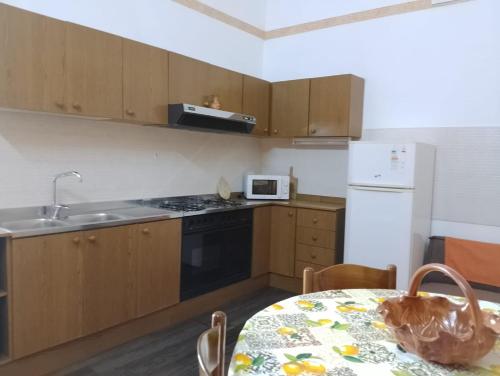 Kuchyň nebo kuchyňský kout v ubytování Casa Vacanza L'Agrumeto