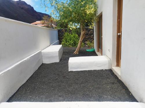 a hallway of a building with two white steps at La Casita a 60 pasos del mar in Tamaduste