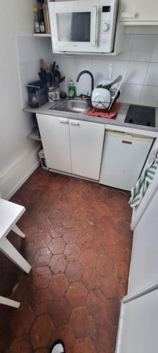 une cuisine avec un évier et un plan de travail dans l'établissement Paris, à Paris