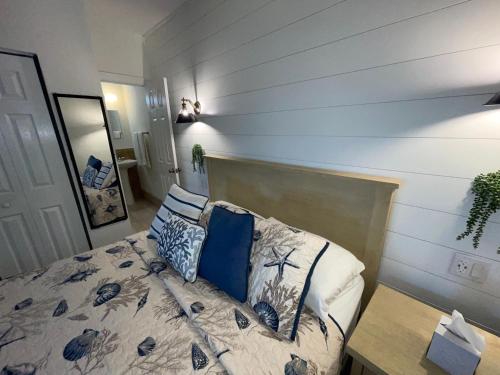 a bedroom with a bed with a blue wall at Kings Kamp in Key Largo