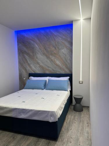 Giường trong phòng chung tại Royal Apartment