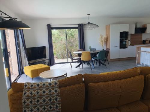 un salon avec un canapé et une table dans l'établissement Casa Albitru, piscine, vue mer et montagne, à Figari