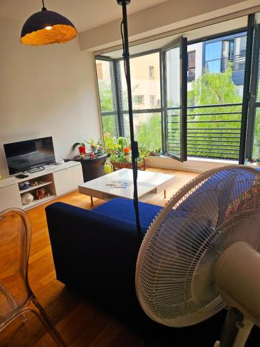un salon avec un ventilateur sur un canapé dans l'établissement Charmant T2 à la Libération, Nice, à Nice