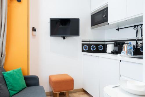 - un salon avec un canapé et un lavabo dans l'établissement Lavie Maison Petite Studio, à Paris