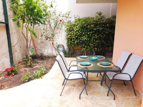Ein Garten an der Unterkunft SeaView Backyard