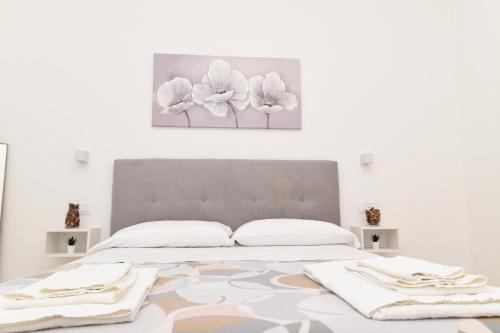 - une chambre dotée d'un lit avec deux fleurs dans l'établissement La Terrazza sugli dei 2, à Agerola