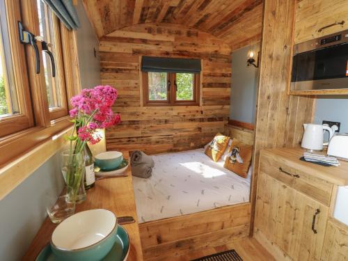 Habitación pequeña con cama en una casa pequeña en Tower Hut, en Ryde