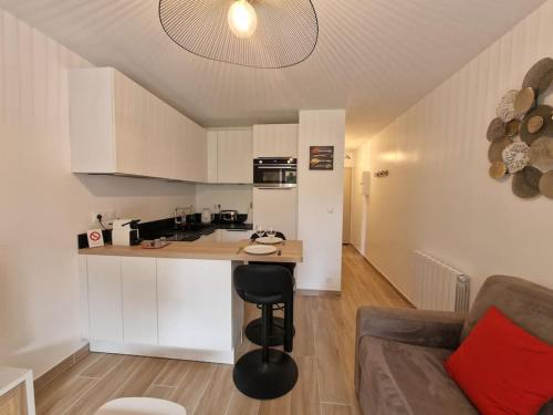 - une petite cuisine avec une table et un canapé dans l'établissement T2 neuf, parking privé,accès mer, à Bandol