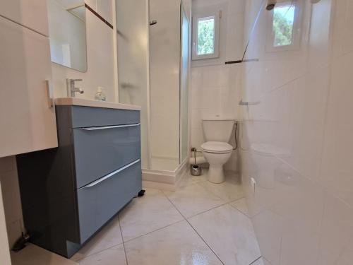 une salle de bain avec toilettes, lavabo et douche dans l'établissement T2 neuf, parking privé,accès mer, à Bandol