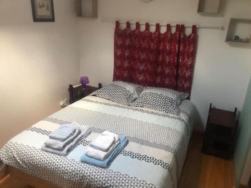 une chambre avec un lit avec deux serviettes dessus dans l'établissement Nid douillet plein centre, à Bordeaux