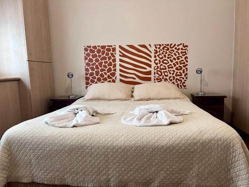 a bedroom with two towels on a bed at Administracion Callao in Buenos Aires