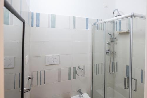 Bilik mandi di Villa D'Angelo